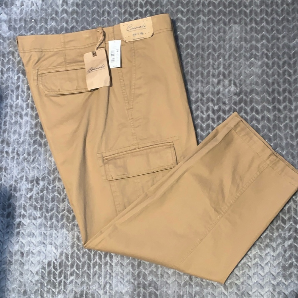 Casuals by Roundtree & Yorke. 40 Waist. 30 Length. NWT. Tan. Cargo Style.